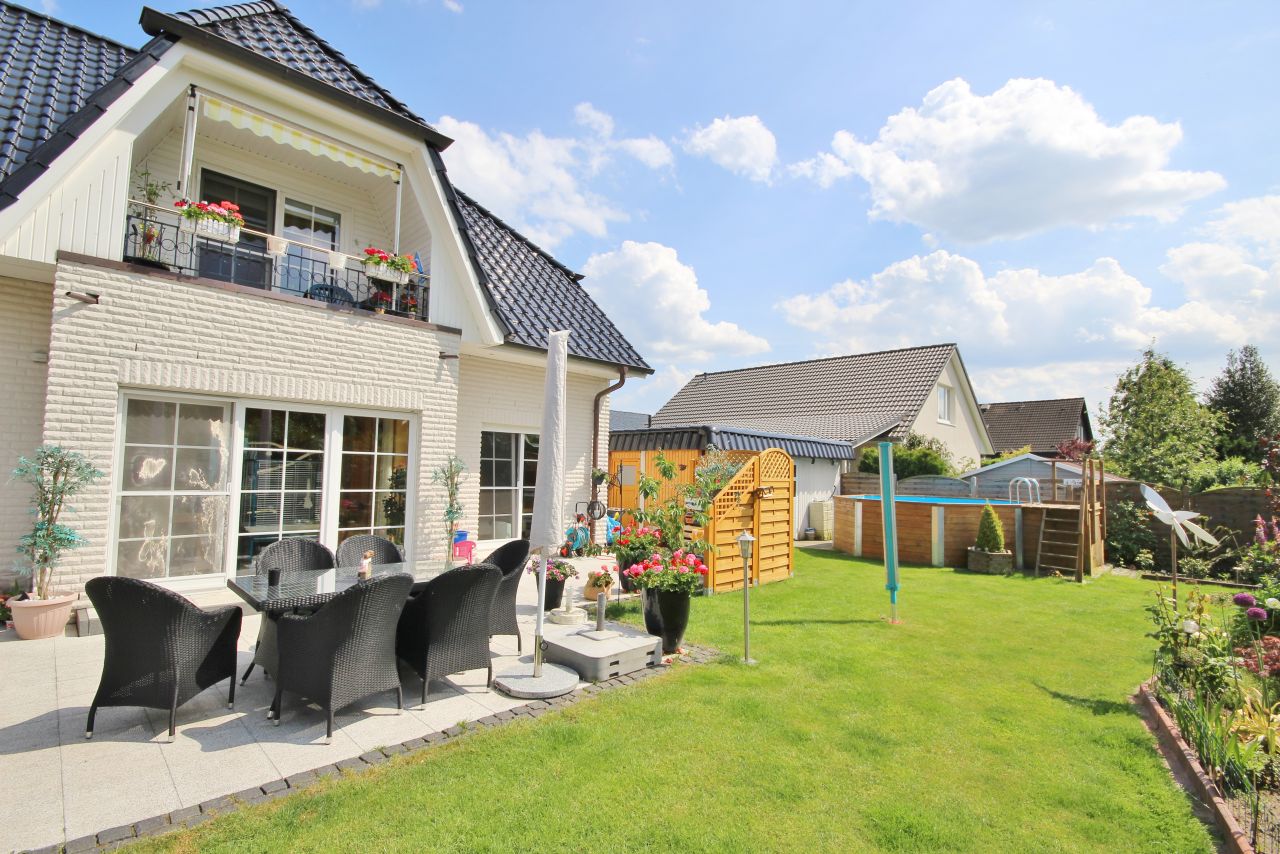 Elegante Villa mit Fernblick und Wintergarten Elegante Villa mit Fernblick und Wintergarten